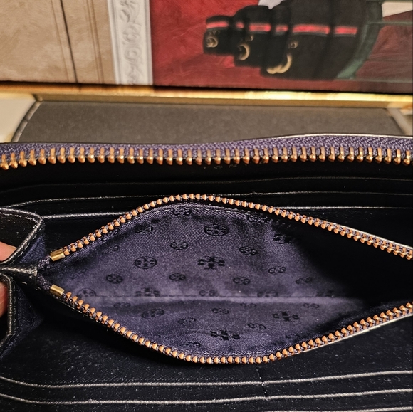 Tory Burch Robinson Saffiano  Leather Zipper Continental  Wallet - Picture 5 of 17